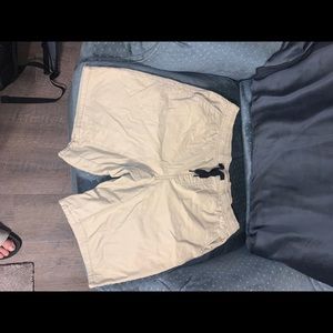 men’s khaki shorts